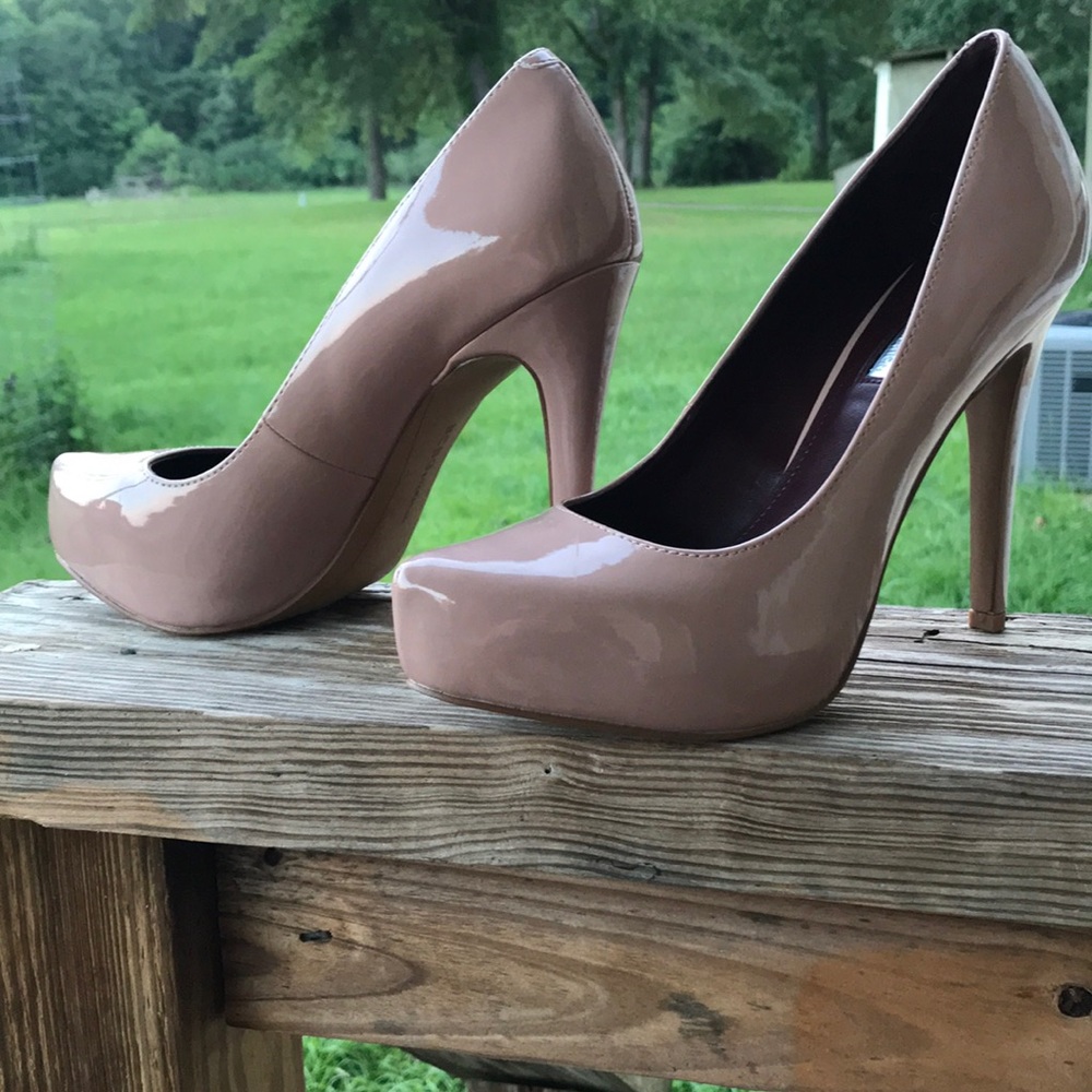 BCBG beige pumps